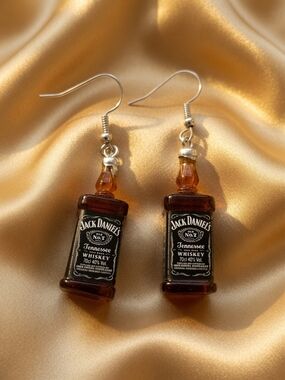 ✨🥃
NEW! Golden Tennessee Whispers — Delicate Mini Jack Daniel’s Earrings 💛